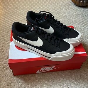 Women’s Nike court legacy lift size 9